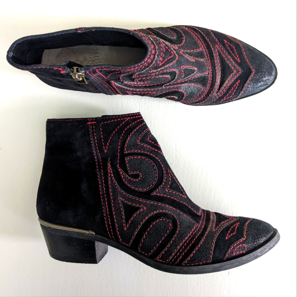 VINCE CAMUTO Booties